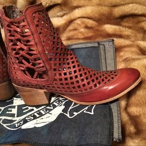 FREEBIRD BY STEVEN DISTRESSED LEATHER BOOTIES nwot